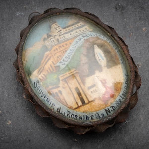 Vintage Objekt der Hingabe, ovales Medaillon mit der Erscheinung in Lourdes, Lourdes Souvenir, Wandbehang,