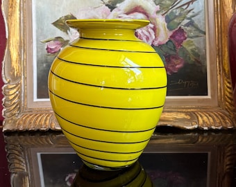 Vase en verre jaune abstrait soufflé à la main avec accents noirs