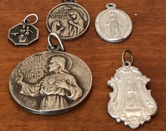 ONE LOT OF VINTAGE RELIGIOUS MEDALS *** LOT D'ANCIENNES MÉDAILLES