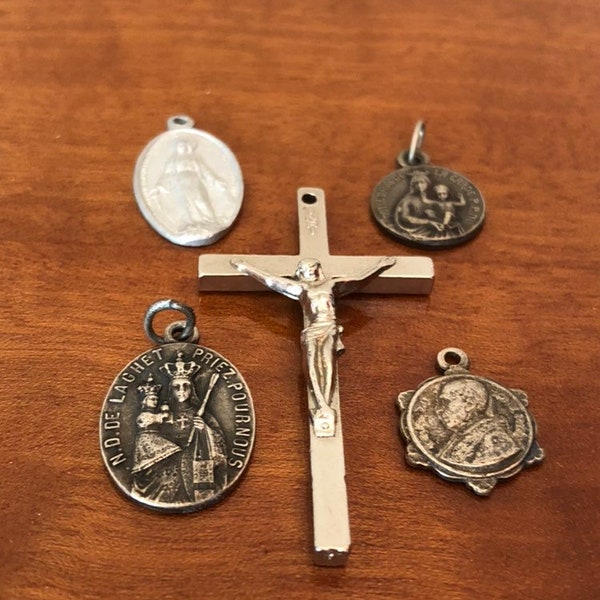 Lot d'1 petite croix et de 4 médailles religieuses françaises anciennes vintage, médaille milieu du siècle, médaille religieuse - France