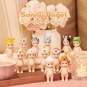 Pode incluir: Uma cole&ccedil;&atilde;o de 12 figuras Sonny Angel, cada uma com um chap&eacute;u de animal diferente. As figuras s&atilde;o todas nuas e t&ecirc;m uma express&atilde;o doce e inocente. Os chap&eacute;us s&atilde;o coloridos e apresentam uma variedade de animais, incluindo uma girafa, um gato, uma zebra, um rinoceronte, um c&atilde;o, um coelho, um frango, um pinguim, um p&aacute;ssaro, um c&atilde;o, um urso e um sapo. O texto "Sonny Angel Animal Series Ver.3" est&aacute; impresso no fundo.