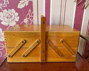 Caja de costura de mayordomo de madera con patas bien formadas con bisagras  y asa doble, caja de costura abatible de la década de 1950, caja de costura  de madera vintage 