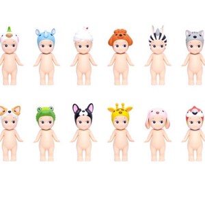 Pode incluir: Um conjunto de 12 pequenas bonecas de cor de pele que usam v&aacute;rios chap&eacute;us de animais. Os chap&eacute;us s&atilde;o feitos de pl&aacute;stico e apresentam diferentes desenhos de animais, incluindo um c&atilde;o, um gato, uma girafa, um sapo e muito mais.