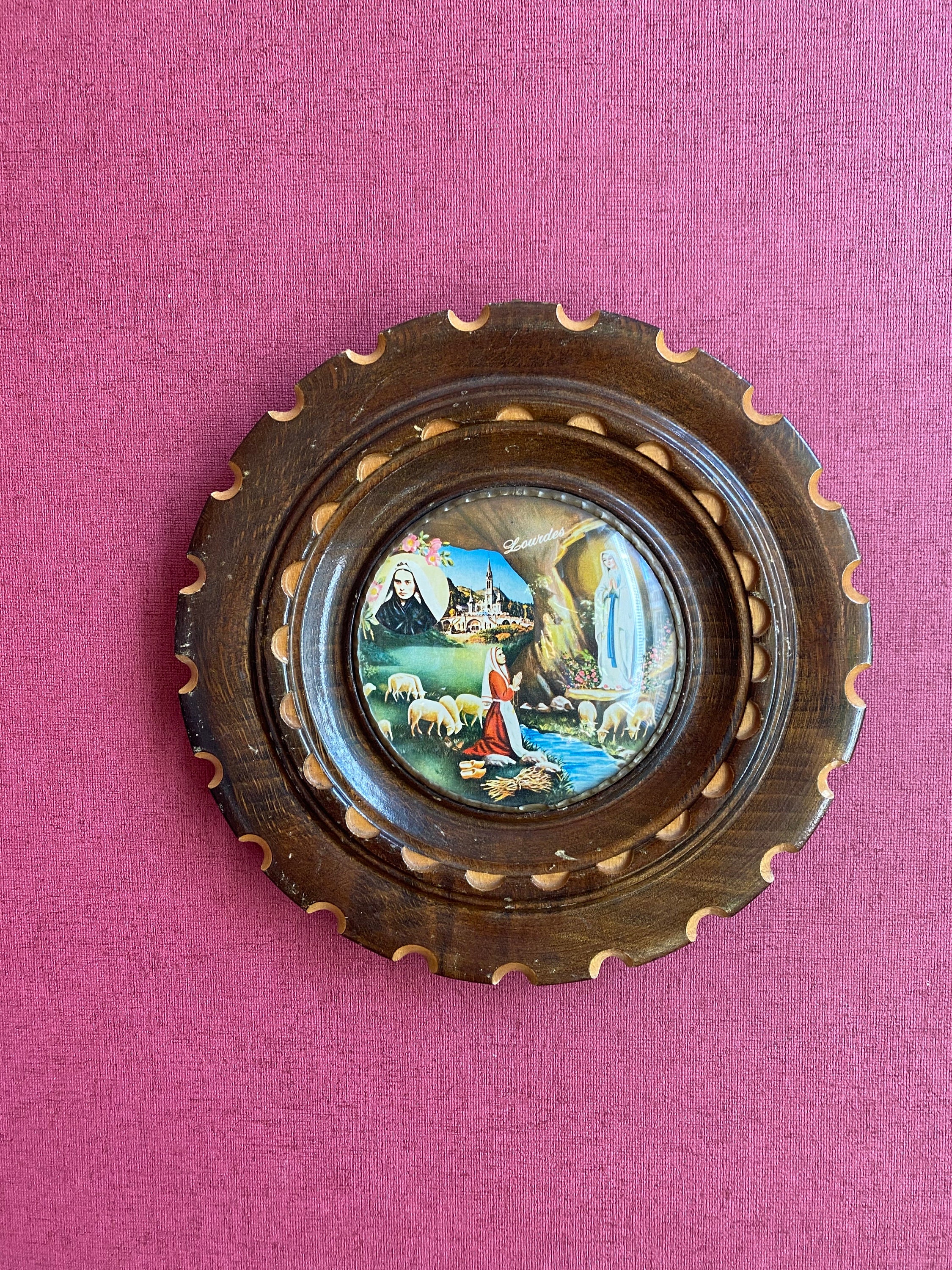 Französischer Vintage religiöser Rahmen aus gebogenem Glas und Holz Lourdes Souvenir Jungfrau Maria St-Bernadette