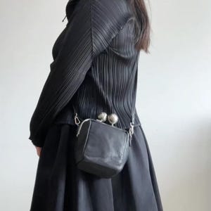 Mini sac à bandoulière en cuir lisse noir  Kawakawa en cuir noir, Authentique Mini sac bandoulière à fermoir Kiss Lock de Kawa-Kawa