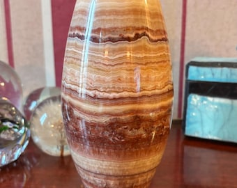 Jarrón vintage de ónix rojo y melocotón. Décadas de 1970, 1980, 1990. Piedra preciosa de calcedonia natural, cristal, mineral, ejemplar coleccionable y decorativo.