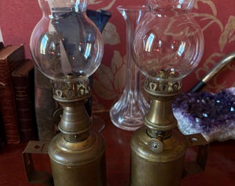 Paar antike Öllampen aus Messing mit Glaskugeln – Wandleuchten aus dem 19./frühen 20. Jahrhundert – Wohnaccessoires