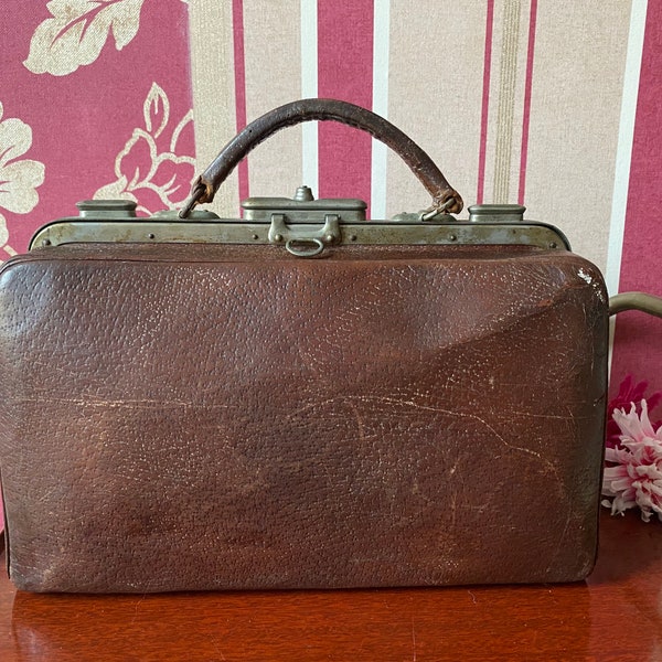 Vintage français sacoche mallette de médecin, début XXe / sac Gladstone en cuir avec des dommages