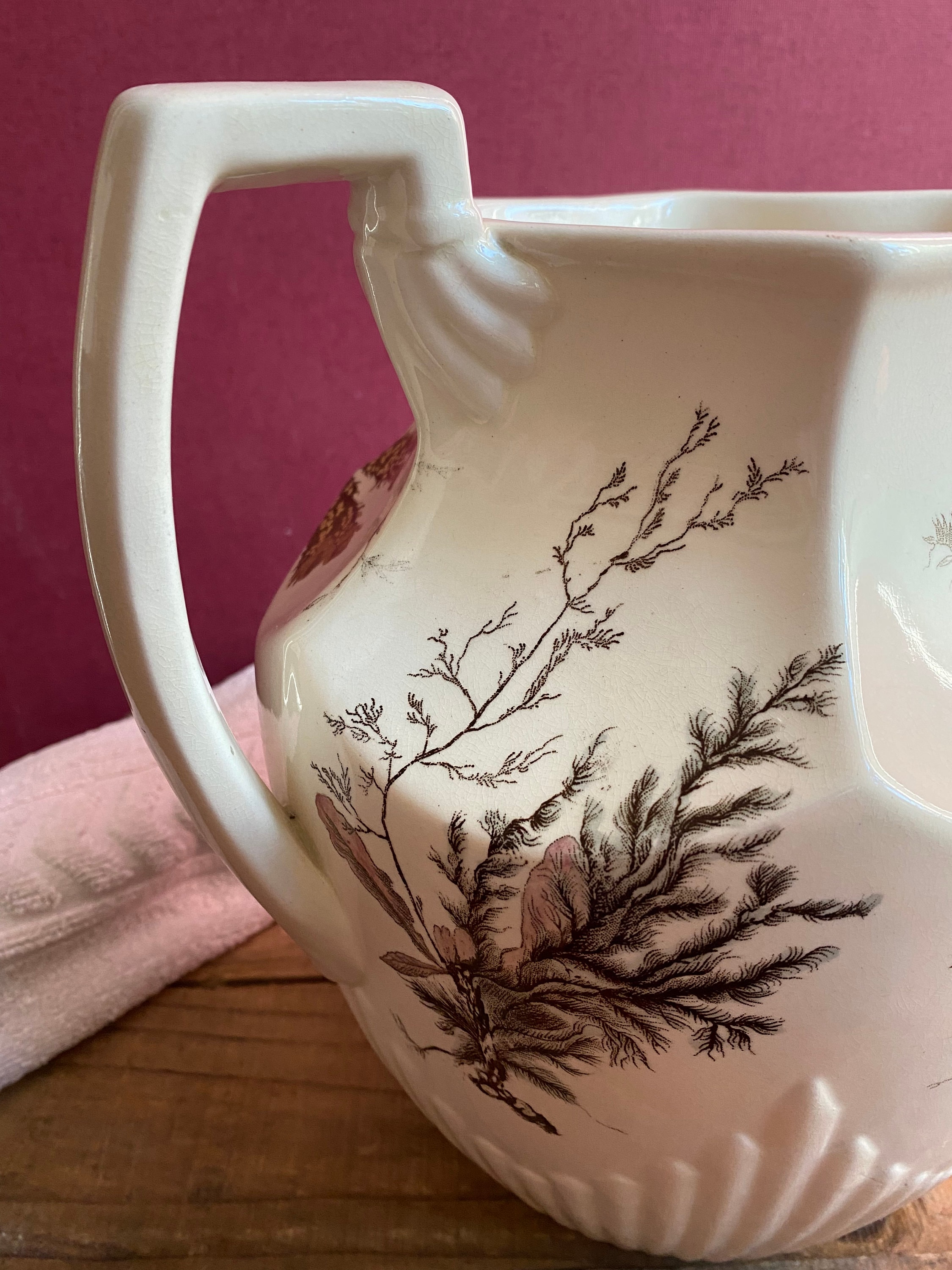 花飾りが施された希少なアンティークの鉄石製水差し - Etsy 日本