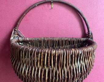 Rustikaler antiker französischer Korb, einzigartiges handgefertigtes Unikat, wunderschöner Vintage-Korb aus Frankreich