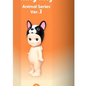 Pode incluir: Uma caixa cega com uma figura de Sonny Angel vestindo uma fantasia de Bulldogue Franc&ecirc;s preto e branco. A caixa &eacute; laranja e tem o texto "Sonny Angel Animal Series Ver. 3" na frente. O texto "Blind Boxed mini figure" tamb&eacute;m est&aacute; na caixa.