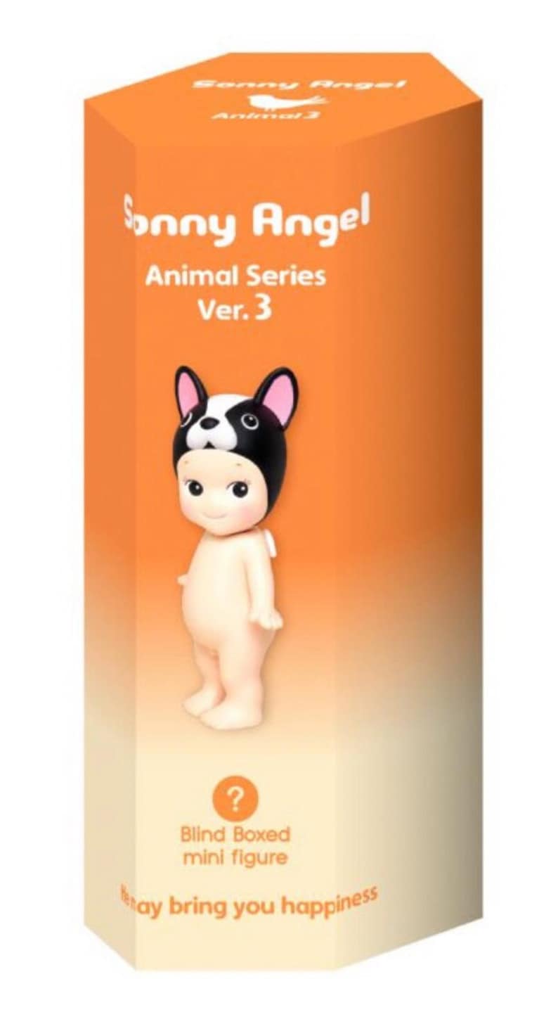 Pode incluir: Uma caixa cega com uma figura de Sonny Angel vestindo uma fantasia de Bulldogue Franc&ecirc;s preto e branco. A caixa &eacute; laranja e tem o texto "Sonny Angel Animal Series Ver. 3" na frente. O texto "Blind Boxed mini figure" tamb&eacute;m est&aacute; na caixa.