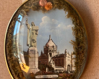 Französischer gewölbter religiöser Vintage-Rahmen, Rahmen der Basilika von Lisieux 1950 unter gewölbtem Glas, Heilige Therese
