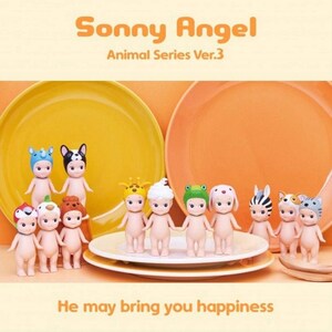 Pode incluir: Um conjunto de 10 figuras Sonny Angel, cada uma com uma fantasia de animal diferente. As figuras est&atilde;o dispostas em c&iacute;rculo em um prato branco. O texto "Sonny Angel Animal Series Ver.3" &eacute; exibido acima das figuras.