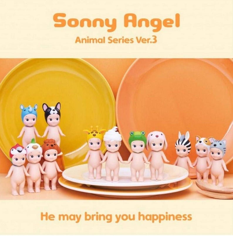 Pode incluir: Um conjunto de 10 figuras Sonny Angel, cada uma com uma fantasia de animal diferente. As figuras est&atilde;o dispostas em c&iacute;rculo em um prato branco. O texto "Sonny Angel Animal Series Ver.3" &eacute; exibido acima das figuras.