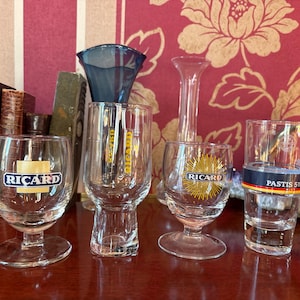 Cuatro vasos Ricard/Pastis desparejados, cuatro vasos publicitarios Ricard, estilo bistró francés vintage.