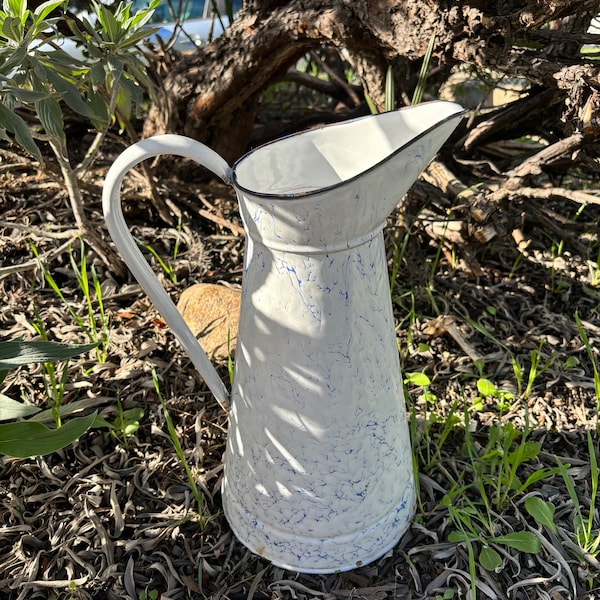 Enamel French pitcher 1950, Français, blanc , Émail, Cruche, Pichet à eau, Vase à fleurs, Shabby Chic, Ferme rustique, Cuisine de campagne