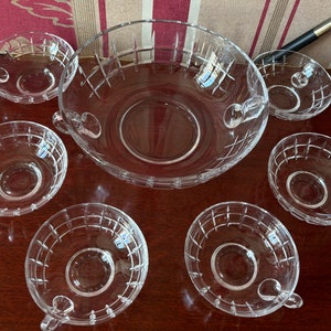 Cristallerie de Lorraine, 1 salad bowl and 6 bowls in chiseled crystal, punch service, ice cream service