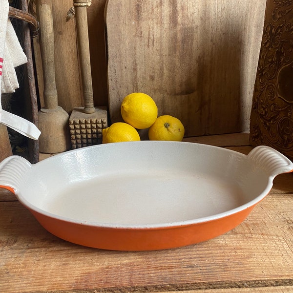 Grande cocotte Le Creuset vintage 30 cm – fonte émaillée orange – France, années 60/70 - Arts de la table