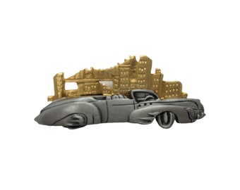 Elegante coche retro convertible y broche City Skyline - Vintage JJ