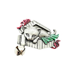 Broche chat dans une boîte cadeau - JJ - Noël