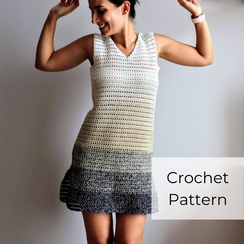 Op de afbeelding: Een gehaakt jurkje met een gradi&euml;ntpatroon in wit, beige en grijs. Het jurkje heeft een V-hals en is mouwloos. De tekst "Crochet Pattern" is zichtbaar in de afbeelding.