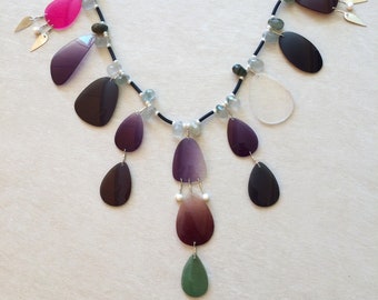 Collar llamativo elaborado con lentes de sol multicolor, gotas de aragonita verde y alpaca. Collar de diseño exclusivo. Regalo para ella