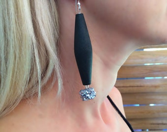 Boho uno de un tipo de pendientes de color plata-negro, joyas de madera de declaración única, estilo chic Hippy con un atisbo de piedras semipreciosas de plata.