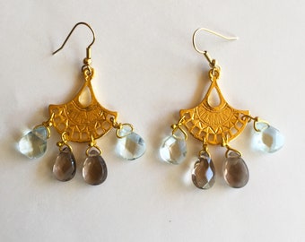 Pendientes hechos a mano de oro en bronce y bronce con cuarba gris y gotas de cristal acuático, pendientes de estilo Azteca Statement, pendientes Boho.