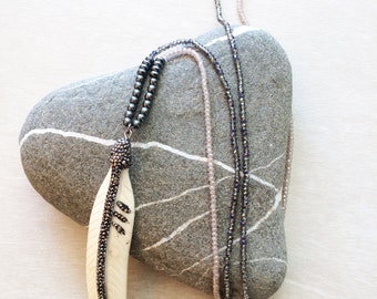 Collar llamativo con colgante de pluma de hueso beige, piedras de hematita redondas y en forma de disco, cristales rosas y grises. Collar bohemio, collar de cuentas