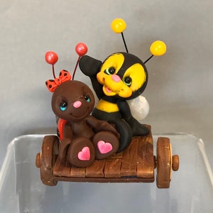 カートに乗ったマルハナバチとてんとう虫 - ミツバチ - ポリマー粘土の昆虫フィギュア - 彫刻された粘土の昆虫フィギュア - ミニチュアコレクション - ケーキトッパー