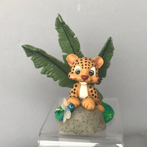 ヒョウ、トンボ、葉のシーン - 気まぐれなポリマー粘土の大きな猫のフィギュア - 彫刻された粘土のアフリカの動物のフィギュア - サファリ - 動物園の動物 - 大きな野生の猫