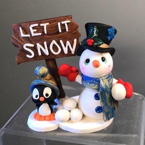 Bonhomme de neige et pingouin LET IT SNOW - Objet de collection hivernal en pâte polymère - Figurine sculptée souvenir en argile - Décoration d&#39;intérieur neige hivernale - Animal de l&#39;Arctique