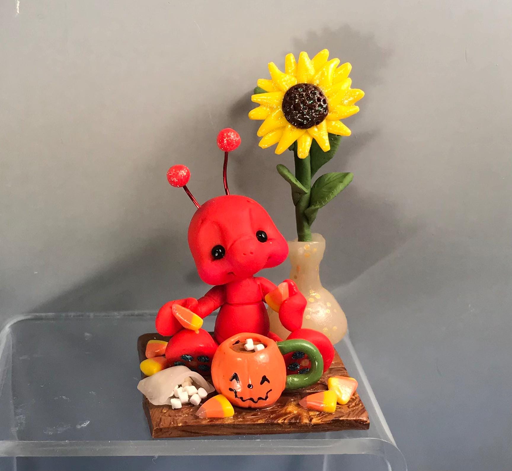 Fourmi avec chocolat chaud, bonbons au maïs, guimauves et tournesol - Figurine d'insecte fantaisiste en pâte polymère - Figurine d'insecte sculptée - Mug visage de citrouille