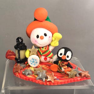 Bonhomme de neige et pingouin avec étoiles, lanterne sur feuille-oiseau de l&#39;Arctique-argile polymère-Figurine sculptée sculptée dans la neige - automne hiver scène de bonhomme de neige