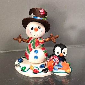 Bonhomme de neige et pingouin avec lumières de Noël - oiseau arctique - figurine sculptée neige en pâte polymère - souvenir de collection fait main-scène d&#39;hiver