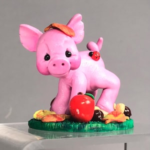 Varken met appels, bladeren en eikels Herfstscène-grillige polymeerklei boerderijdieren verzamelobject-handgemaakt polymeer boerenerfbeeldje-figuur varken