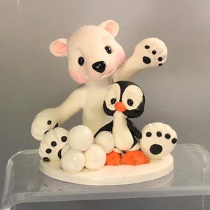 Ours polaire et pingouin avec boules de neige - Scène de neige hivernale - Argile polymère Animal de l&#39;Arctique à collectionner - Souvenir d&#39;hiver en polymère - Figurine d&#39;ours en argile - oiseau
