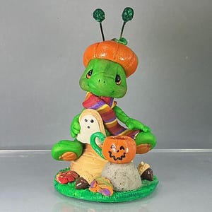 Mier met pompoenhoedje en spookkoekje, pompoenmok - Speels handgemaakt insect van polymeerklei - Handgemaakte insectenscène