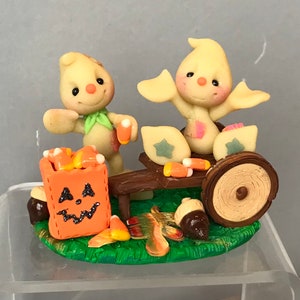 かぼちゃの顔のキャンディーバッグとカート付きゴースト - ミニチュア暗闇で光るゴーストフィギュア - ポリマー粘土の秋のフィギュア - 彫刻された粘土の秋のシーン