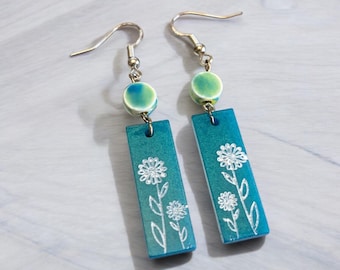 Turquoise hangoorbellen wilde bloemen, harsbloemoorbellen, blauwe bloemoorbellen