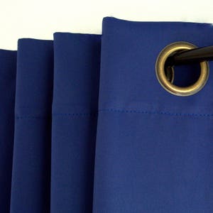 Verduisterend gordijn marineblauw verduisteringspaneel, elk 54 x 63 inch, doorvoertule brons, raamgordijnen. Slaapkamergordijnen van zware stof. Eén paneel