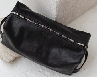 Leather cosmetics bag | Black leather pouch | Comfortable and spacy travel bag | Natural vegetable tanned leather bag | Hand-crafted.