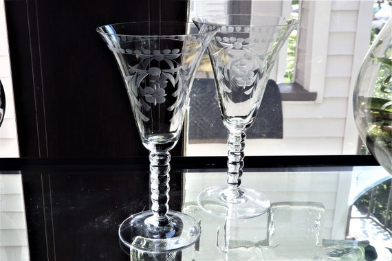 Verres à eau et verres à vin en cristal