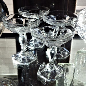 Heisey Priscilla Stem 351 Saucer Schnapsgläser Set mit vier Coupés im Blumenschnitt