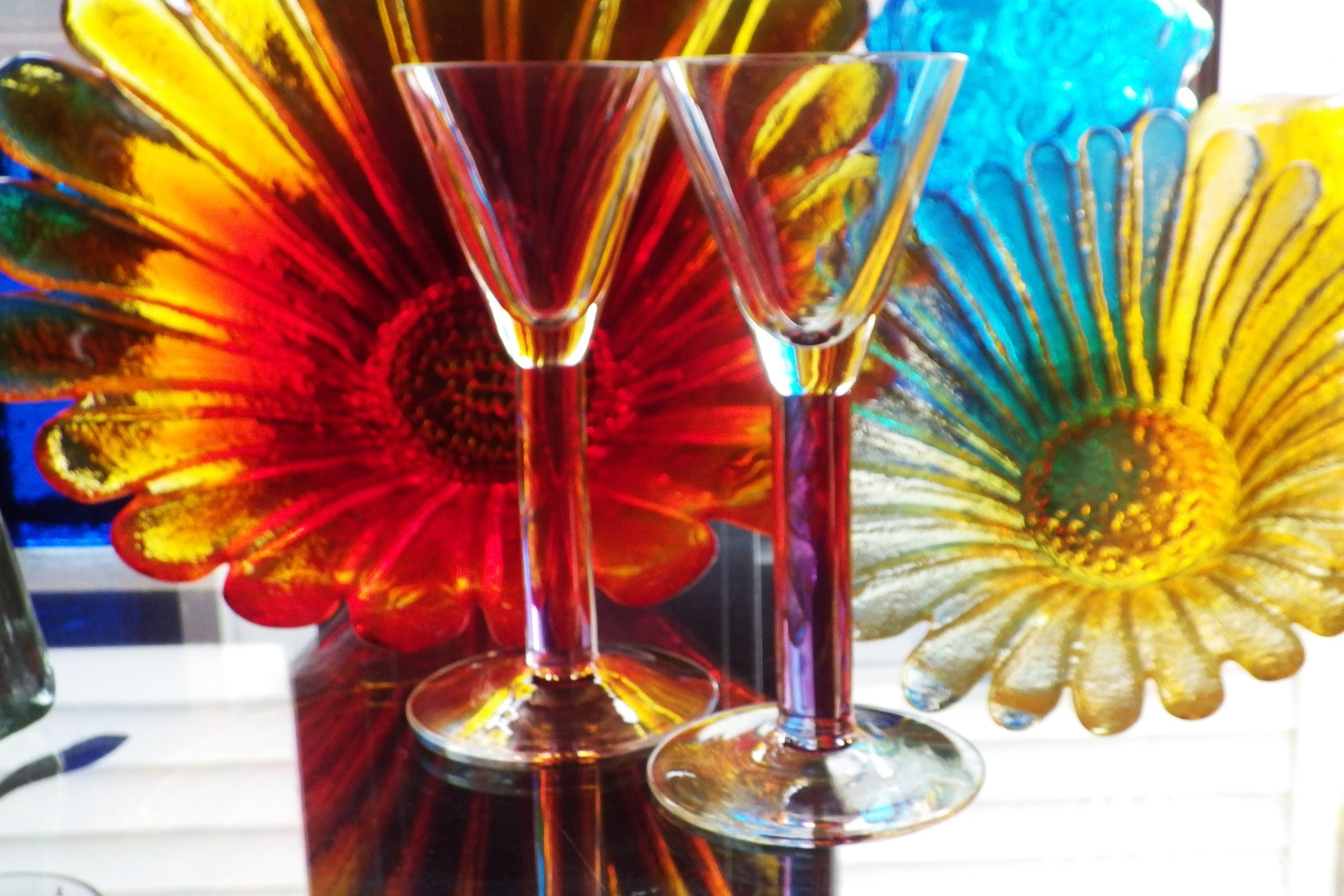 Sold at Auction: Stephen Smyers Art Glass Fluted Champagne Glasses