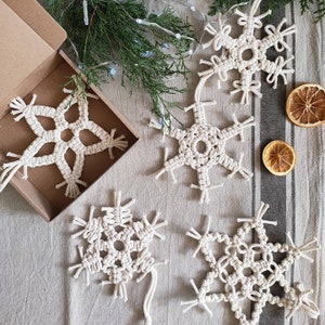 Set di 4 fiocchi di neve dell&#39;albero di Natale macramè, ornamento di neve appeso all&#39;albero di Natale, decorazioni invernali boho,