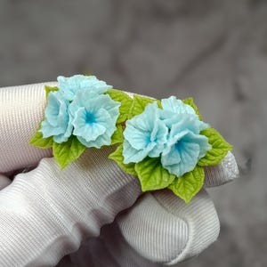 Boucles d'oreilles bleues hortensia - petits bijoux floraux - motif floral botanique - tendance bleu clair