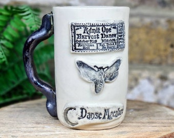 Handthrown Danse macabra taza de gres de polilla
