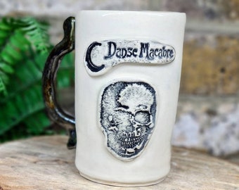 Taza de macabra Danse hecha a mano de gres